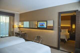 Отель Hilton Baku Баку Семейный номер с 2 смежными спальнями - Кровать размера «king-size» и 2 отдельные кровати-3